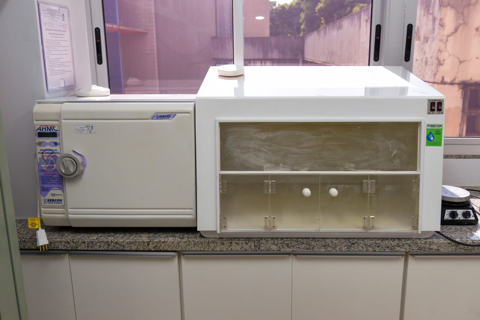 Autoclave_e_fluxo_de_bancada_da_Sala_de_Reagentes_do_LDPTR.jpeg