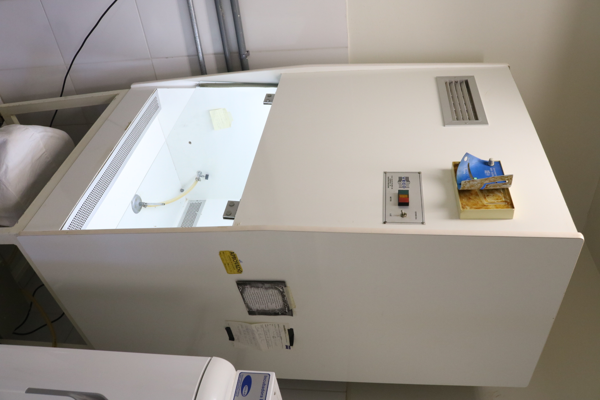 Capela_de_fluxo_laminar_marca_Veco_modelo_MM_200_6006.JPG