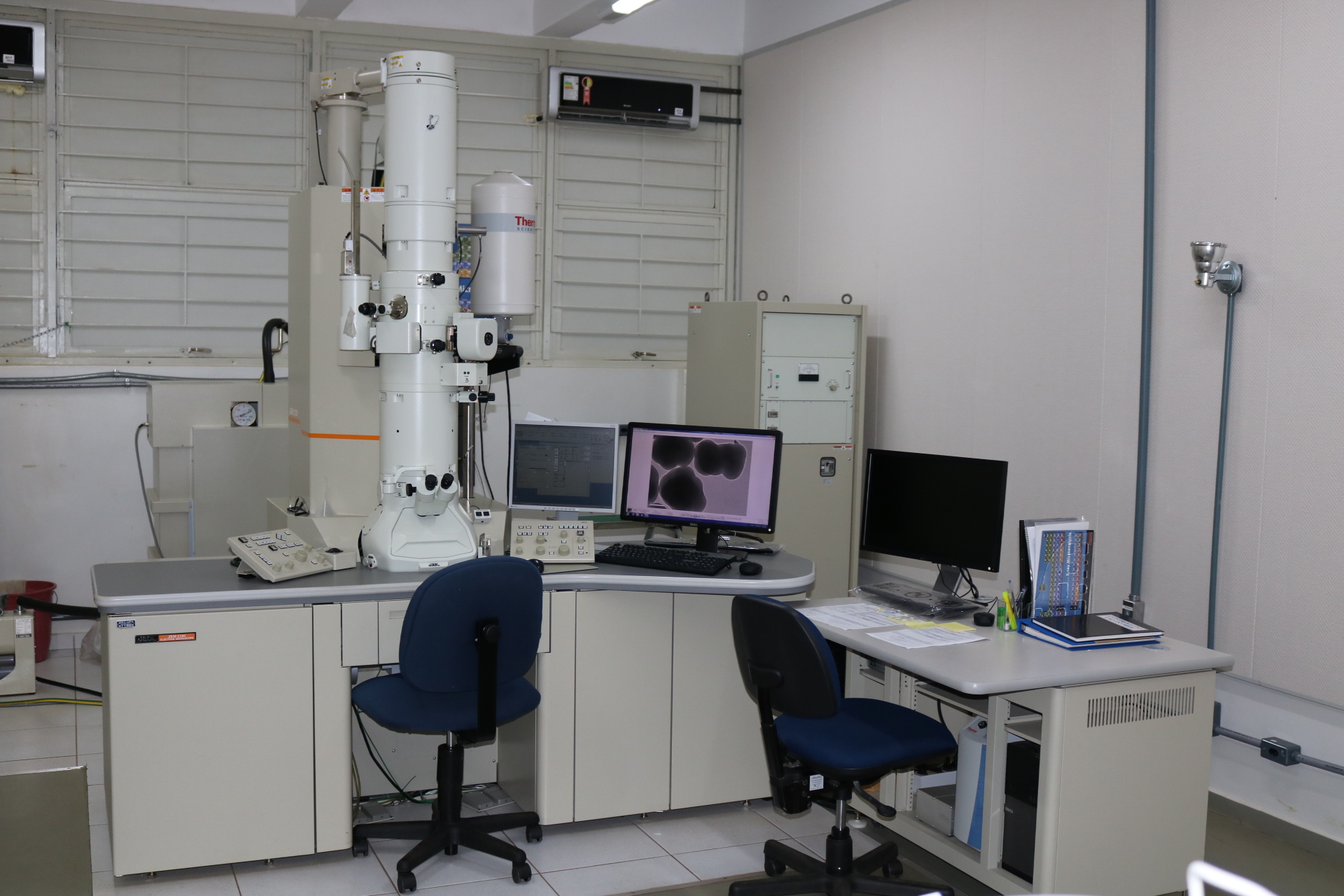 Microsco__pio_Eletro__nico_de_Transmissa__o__MET___Jeol__JEM-2100___equipado_com_EDS__Thermo_scientific.JPG