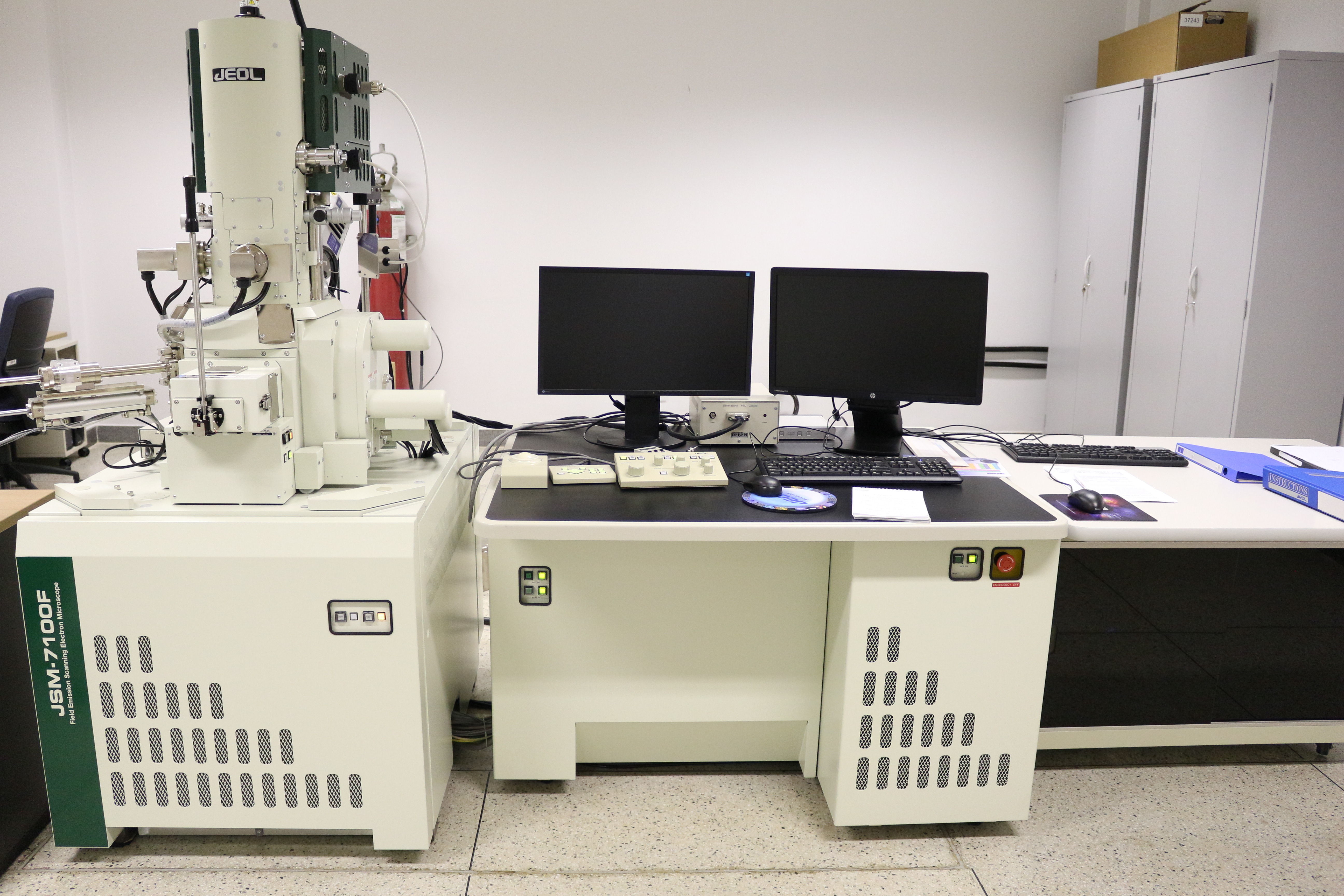 Microsco__pio_Eletro__nico_de_Varredura_JEOL_JSM_7100F__FEG_.jpg