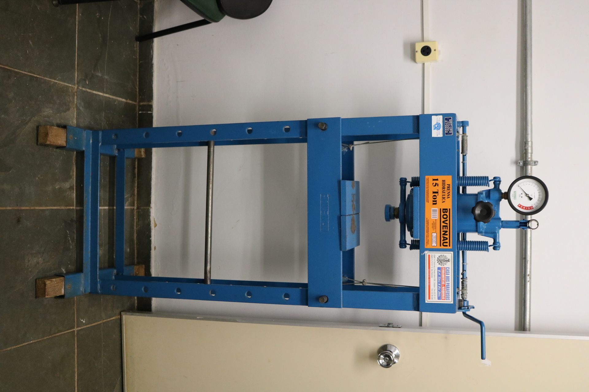 Prensa_Uniaxial_de_15_ton_marca_Bovenau1.JPG