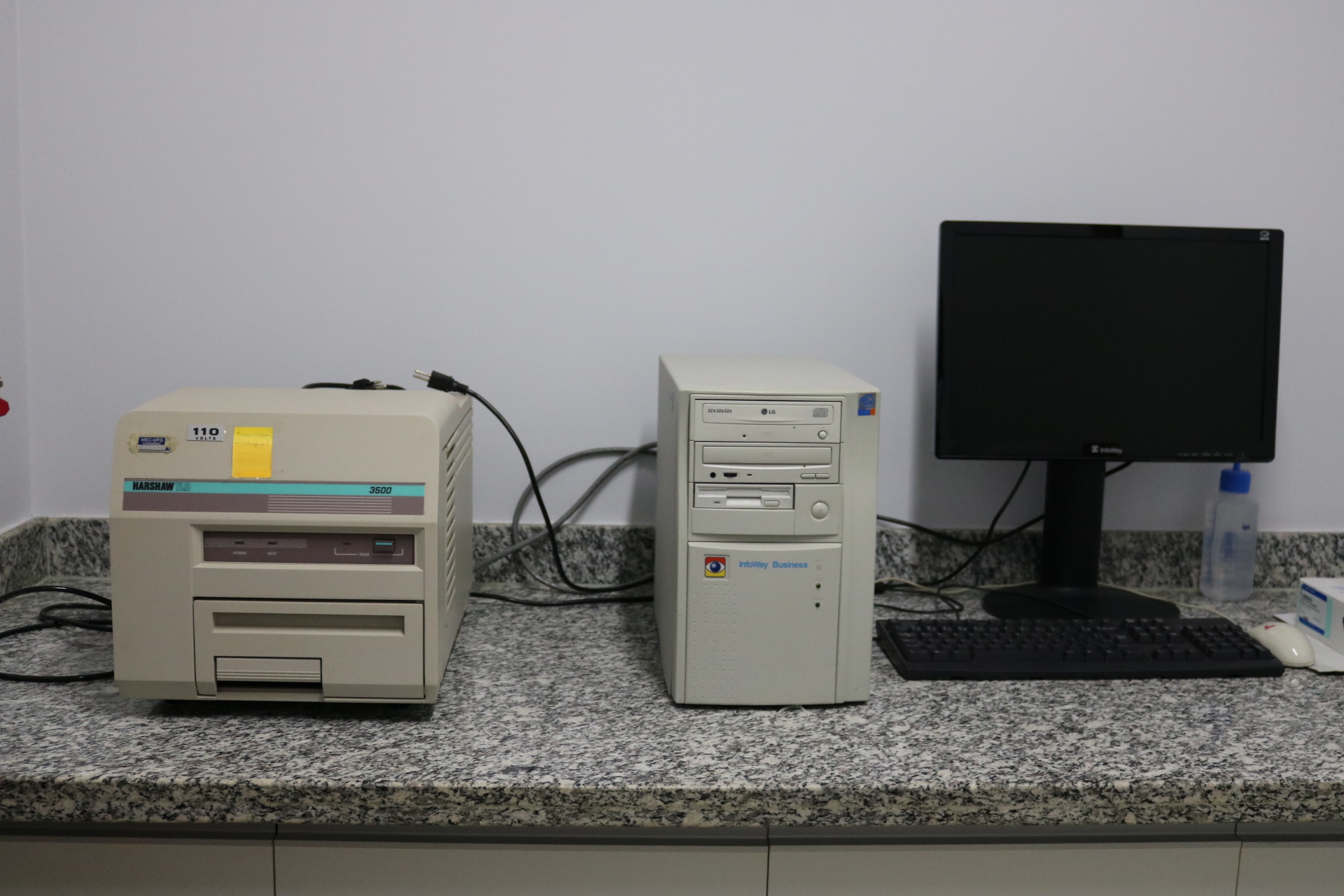 Sistema_completo_de_termoluminesc__ncia_marca_Harshaw_modelo_TLD_3500.JPG