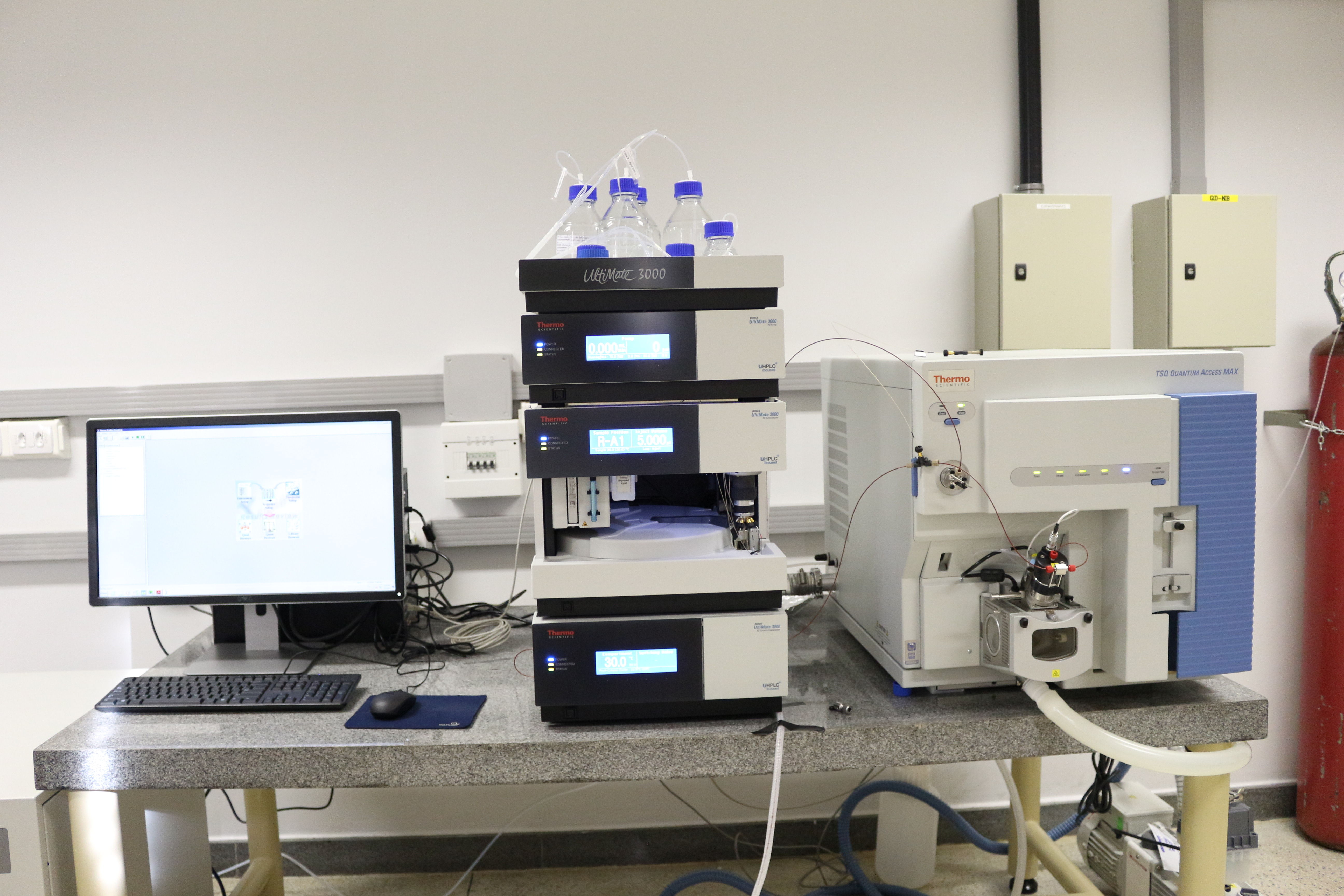 Sistema_de_Cromatografia_Li__quida_Acoplada_a_Espectrometria_de_Massas__UHPLC-_MS_MS_Triploquadrupolo_.jpg
