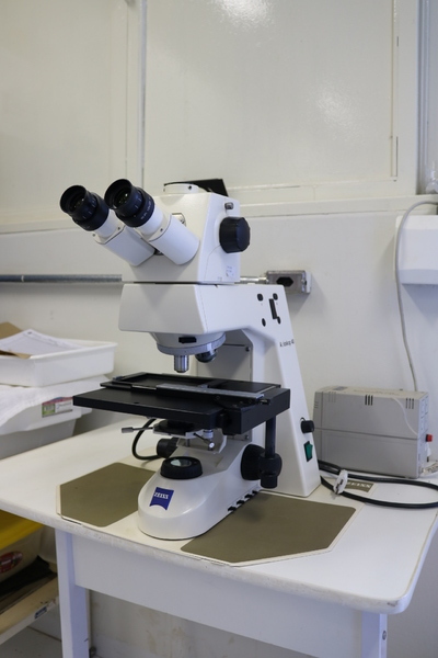 Microsco__pio_de_campo_escuro_marca_Zeiss_modelo_Axioskop_401.JPG