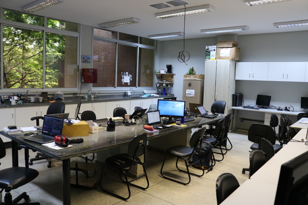 Sala_com_mesas_de_trabalho_e_laptops_.JPG